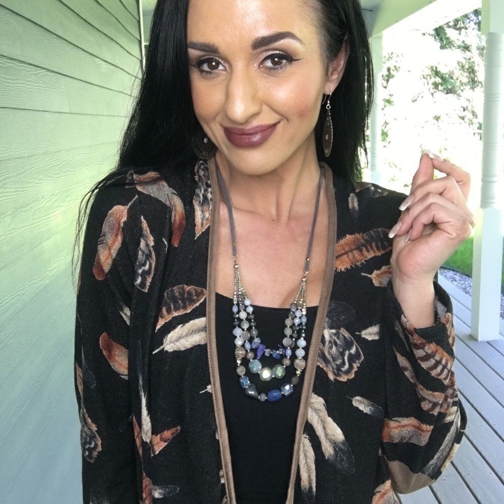 Beaded fashion necklace blue grey